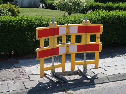 Veel voetpaden en wegen zijn aan herstel toe Veel voetpaden en wegen zijn aan herstel toe