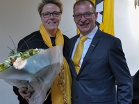 Nieuwjaarsreceptie N-VA Zelzate 2017 - Schepen Linda Vereecke werd door voorzitter Noël Geers in de bloemetjes gezet
